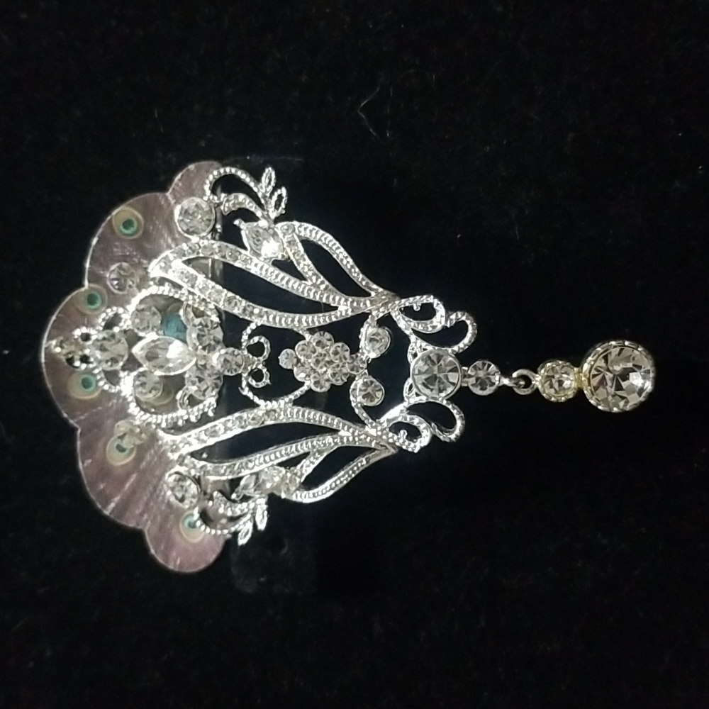 NWOT Nice Rhinestone brooch w/ a dangle